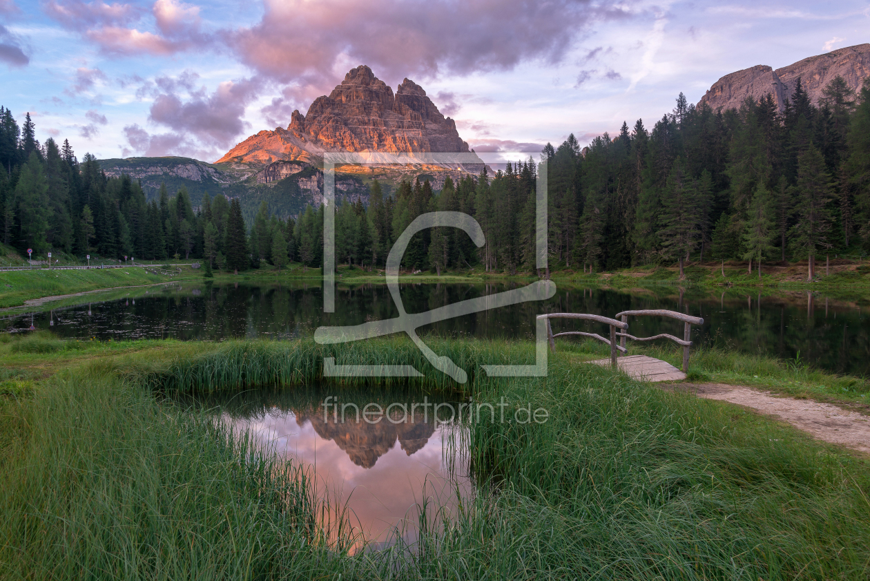 Bild-Nr.: 11872889 Kleine Brücke am See vor den Dolomiten erstellt von Graphitone