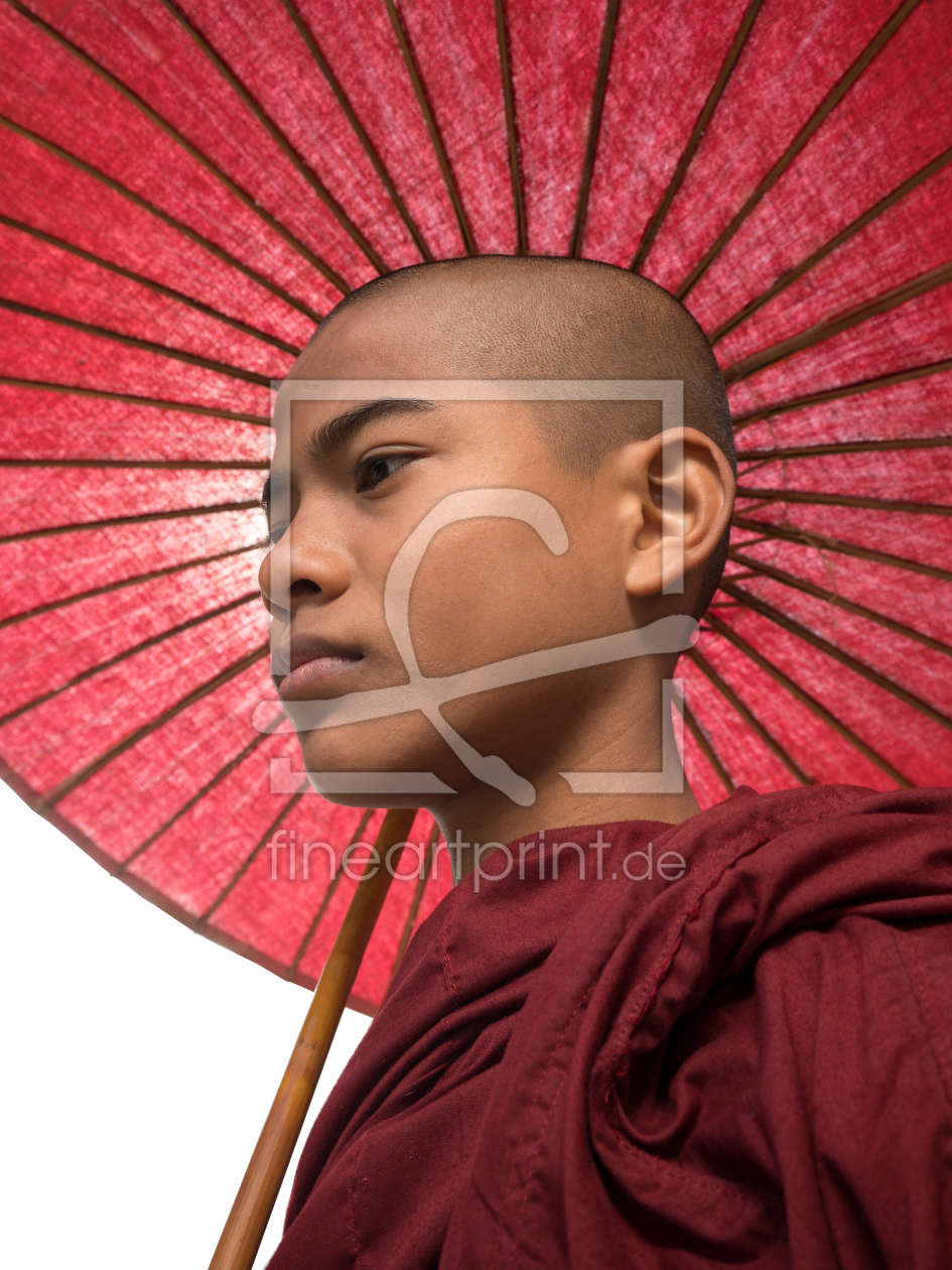 Bild-Nr.: 11881288 Burmesischer Mönch mit Sonnenschirm erstellt von eyetronic