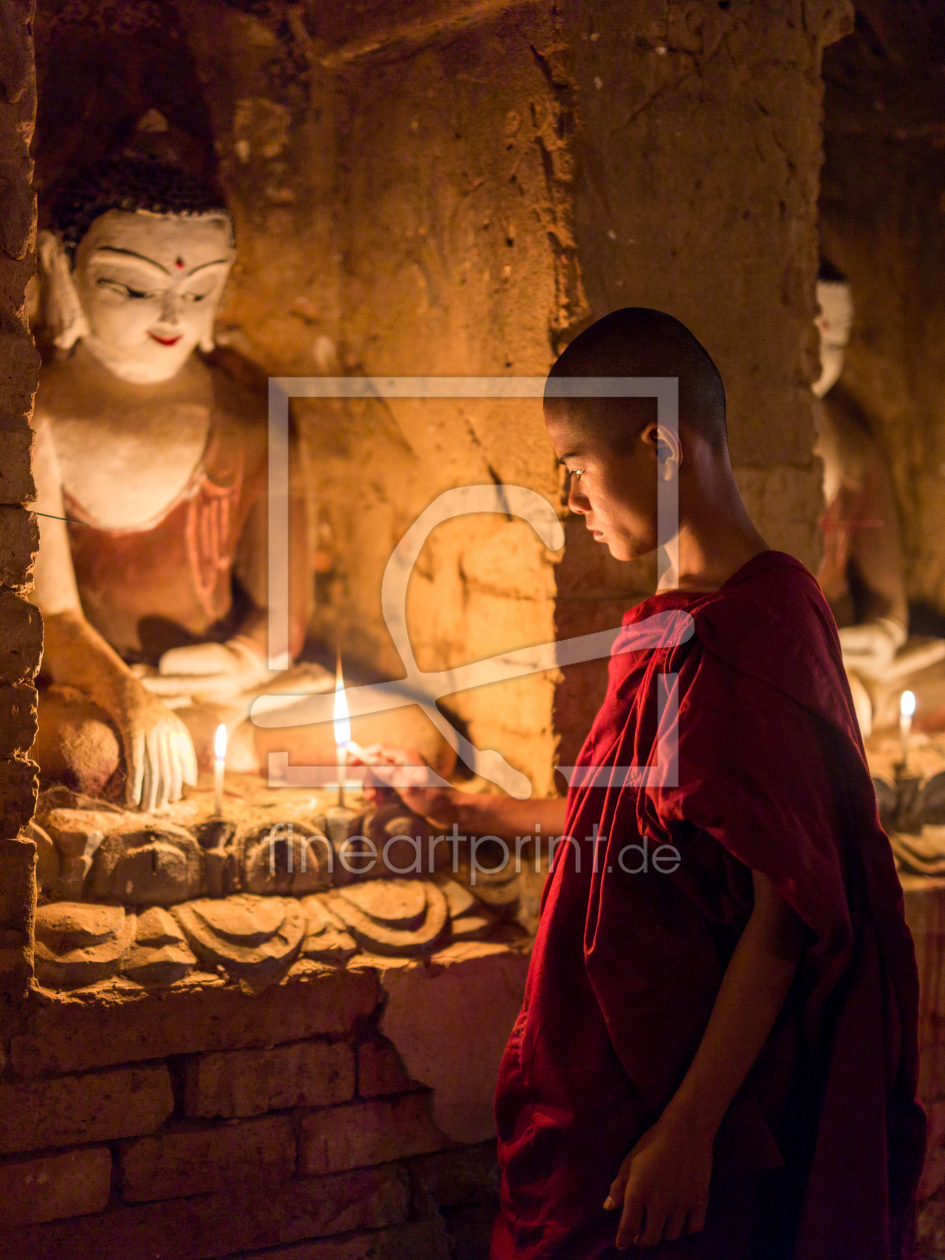 Bild-Nr.: 11881293 Burmesischer Mönch in einem Tempel in Bagan erstellt von eyetronic