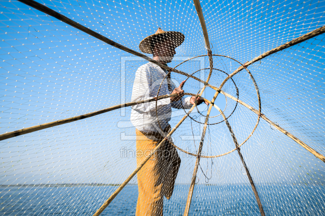 Bild-Nr.: 11881298 Intha Fischer auf dem Inle See wirft sein Netz aus erstellt von eyetronic