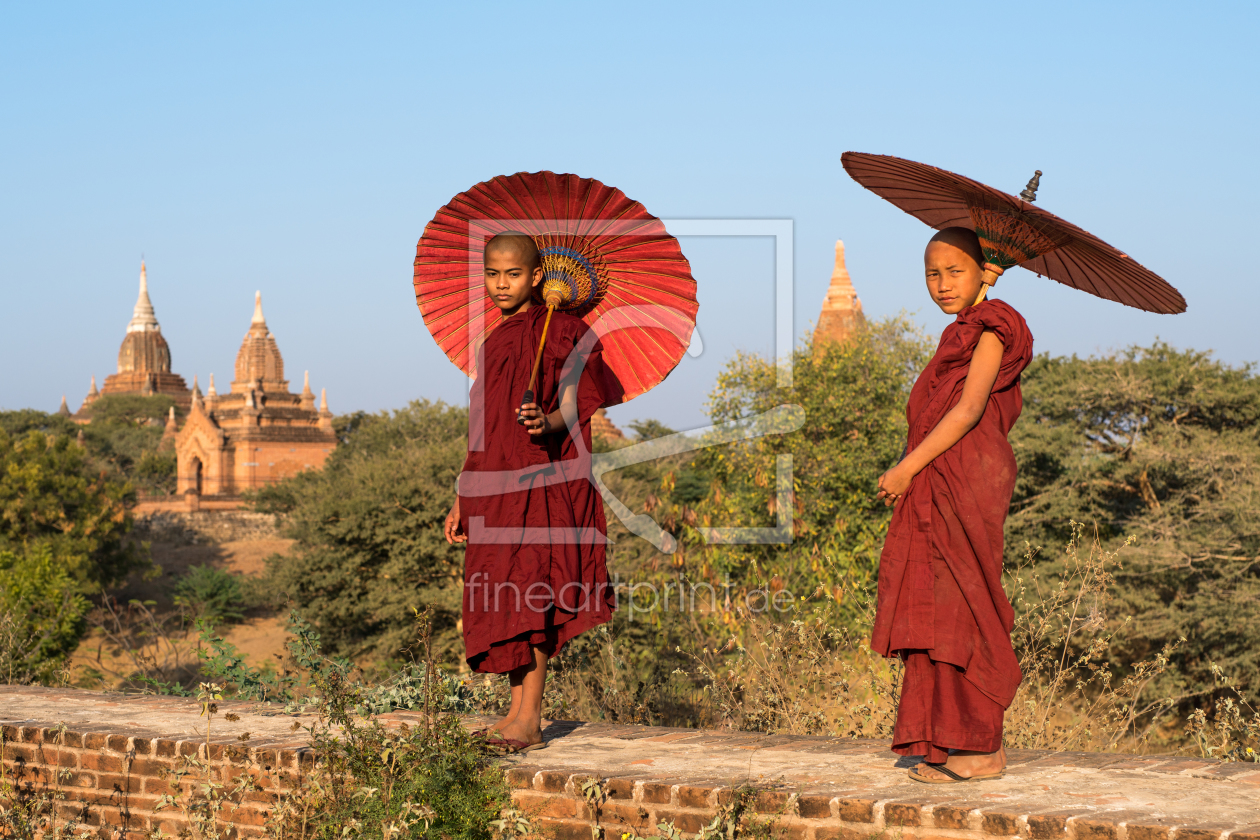 Bild-Nr.: 11882065 Buddhistische Mönche mit Sonnenschirm, Myanmar erstellt von eyetronic