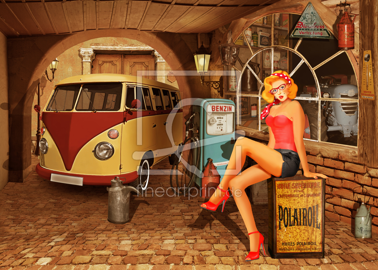 Pin Up Girl in nostalgischer Werkstatt als