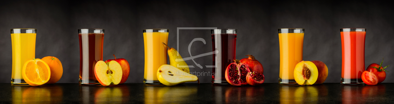 Bild-Nr.: 11907175 Früchtesaft auf Schwarzem Hintergrund erstellt von xfotostudio