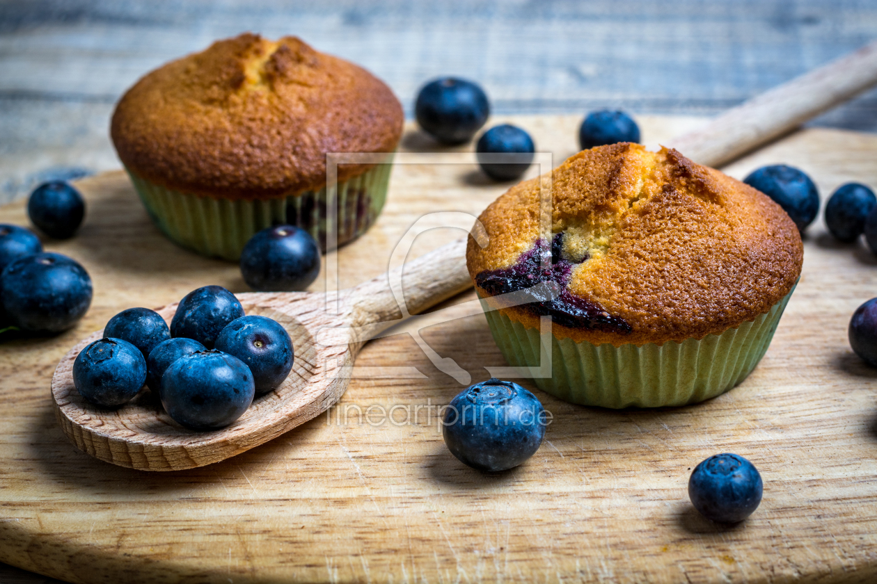 Bild-Nr.: 11908922 Blaubeermuffins auf Holzbrett mit Löffel erstellt von Asvolas