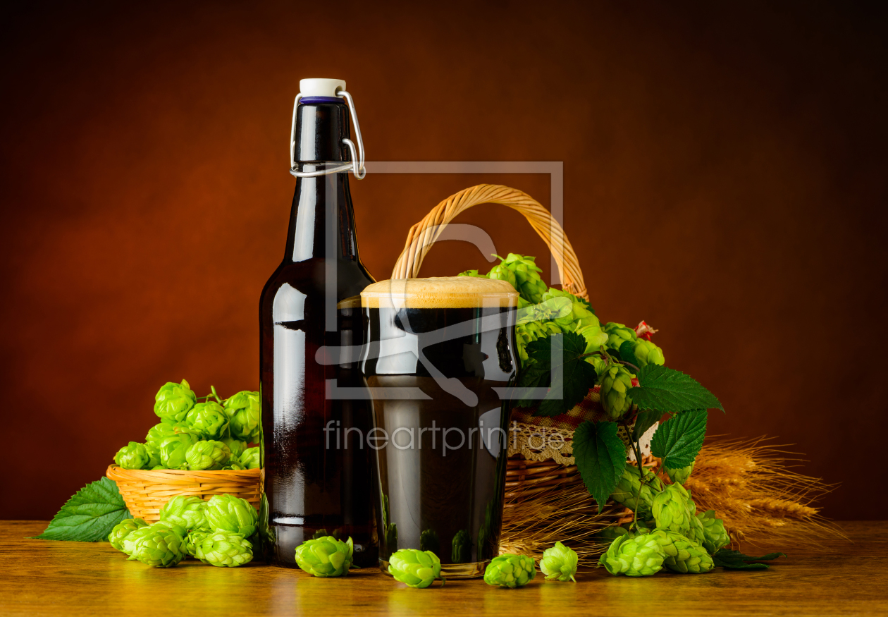 Bild-Nr.: 11909672 Maß Dunkelbier mit Hopfen erstellt von xfotostudio