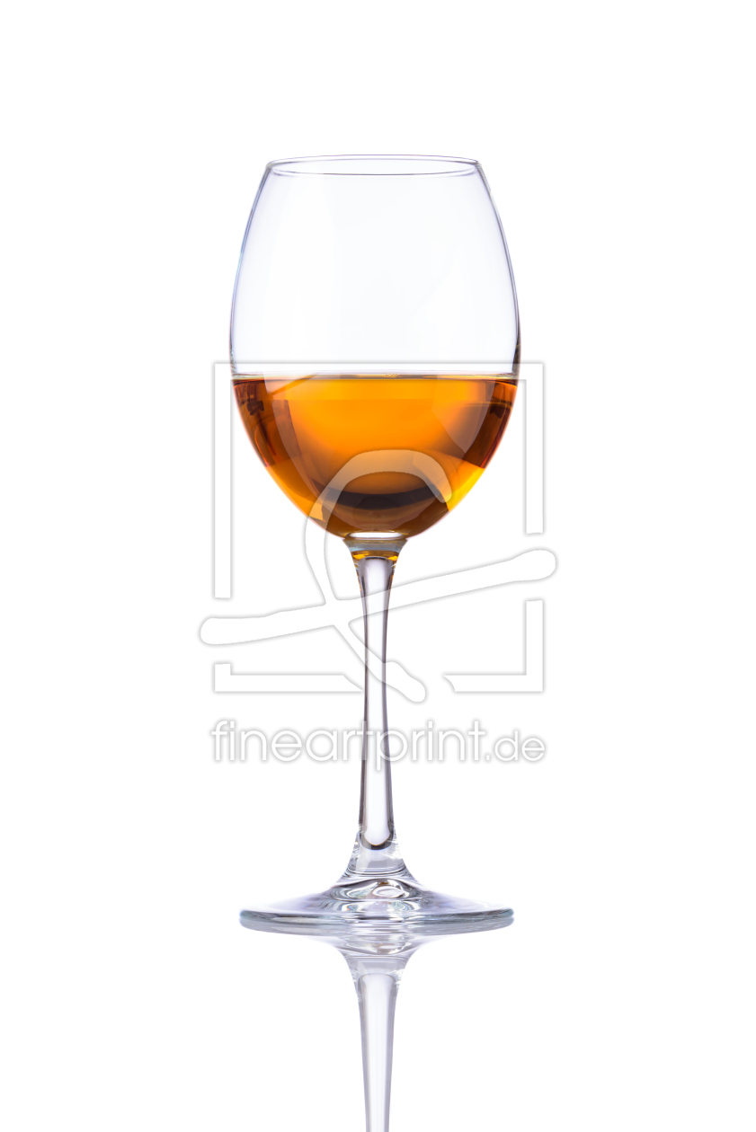 Bild-Nr.: 11911641 Weißwein im Weinglas auf weißem Hintergrund erstellt von xfotostudio