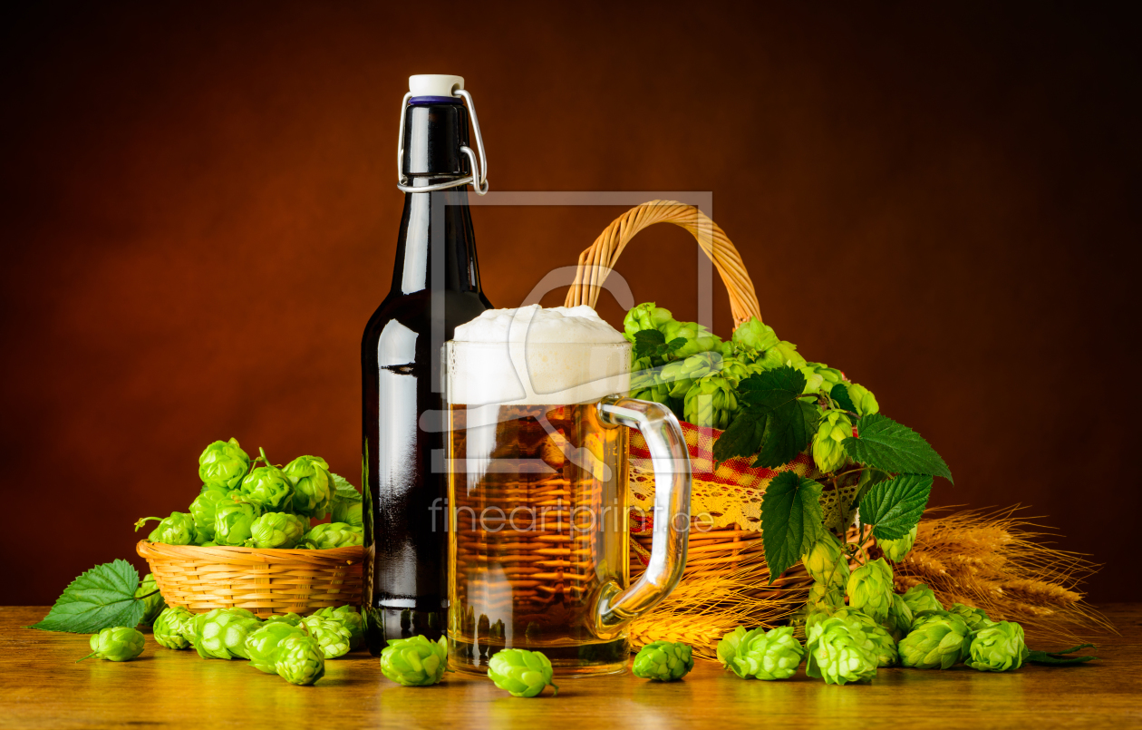 Bild-Nr.: 11915413 Stillleben Flasche und Maß Bier mit Hopfen erstellt von xfotostudio