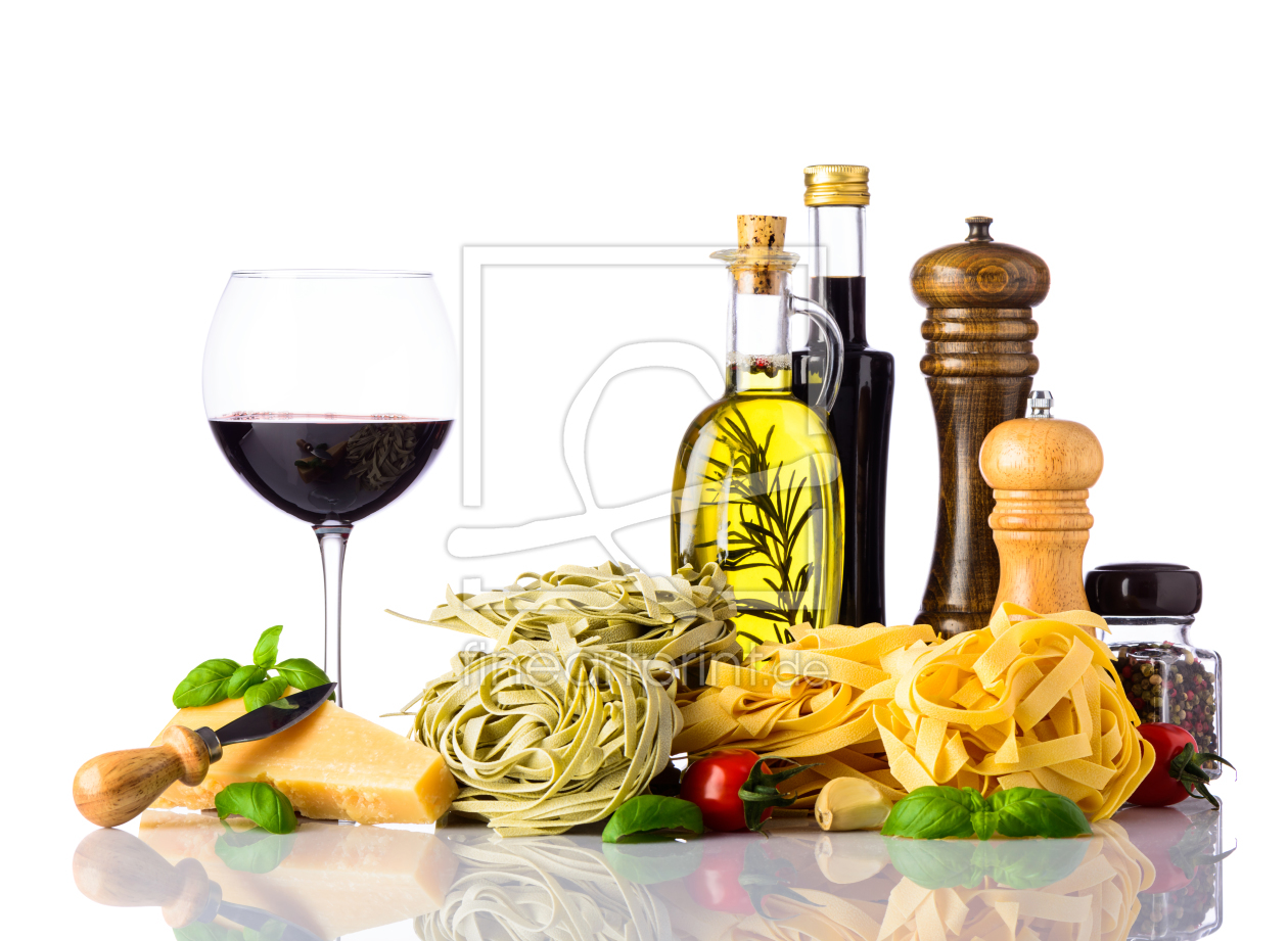 Bild-Nr.: 11916306 Rotwein mit Tagliatellen und Kochzutaten erstellt von xfotostudio