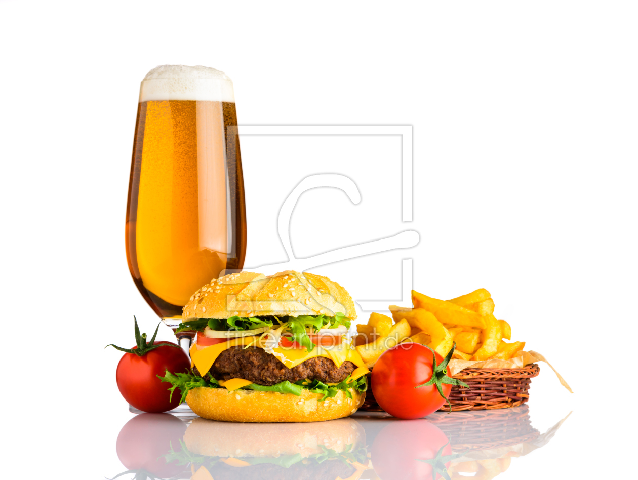 Bild-Nr.: 11920363 Stillleben mit Hamburger und Bier Bild-Nr.: 11920363 Stillleben mit Hamburger und Bier erstellt von xfotostudio