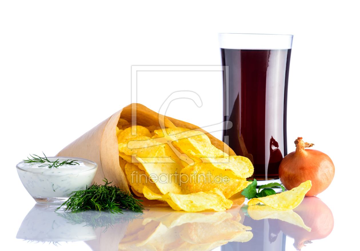 Bild-Nr.: 11920593 Kartoffelchips mit Cola und Zwiebel auf Weiß Bild-Nr.: 11920593 Kartoffelchips mit Cola und Zwiebel auf Weiß erstellt von xfotostudio