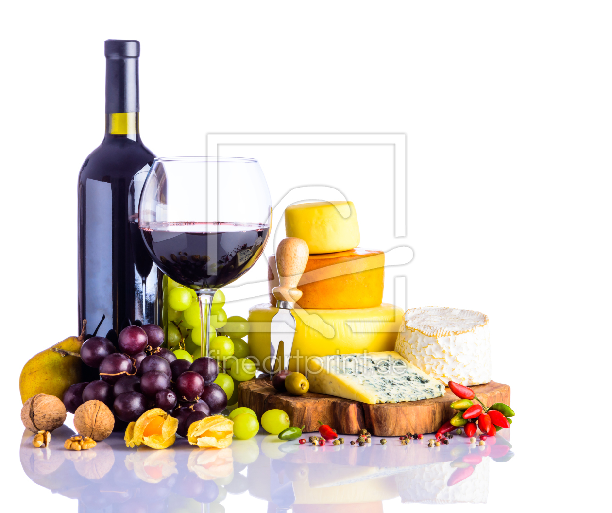 Bild-Nr.: 11920910 Rotwein mit Weintrauben und Käse erstellt von xfotostudio