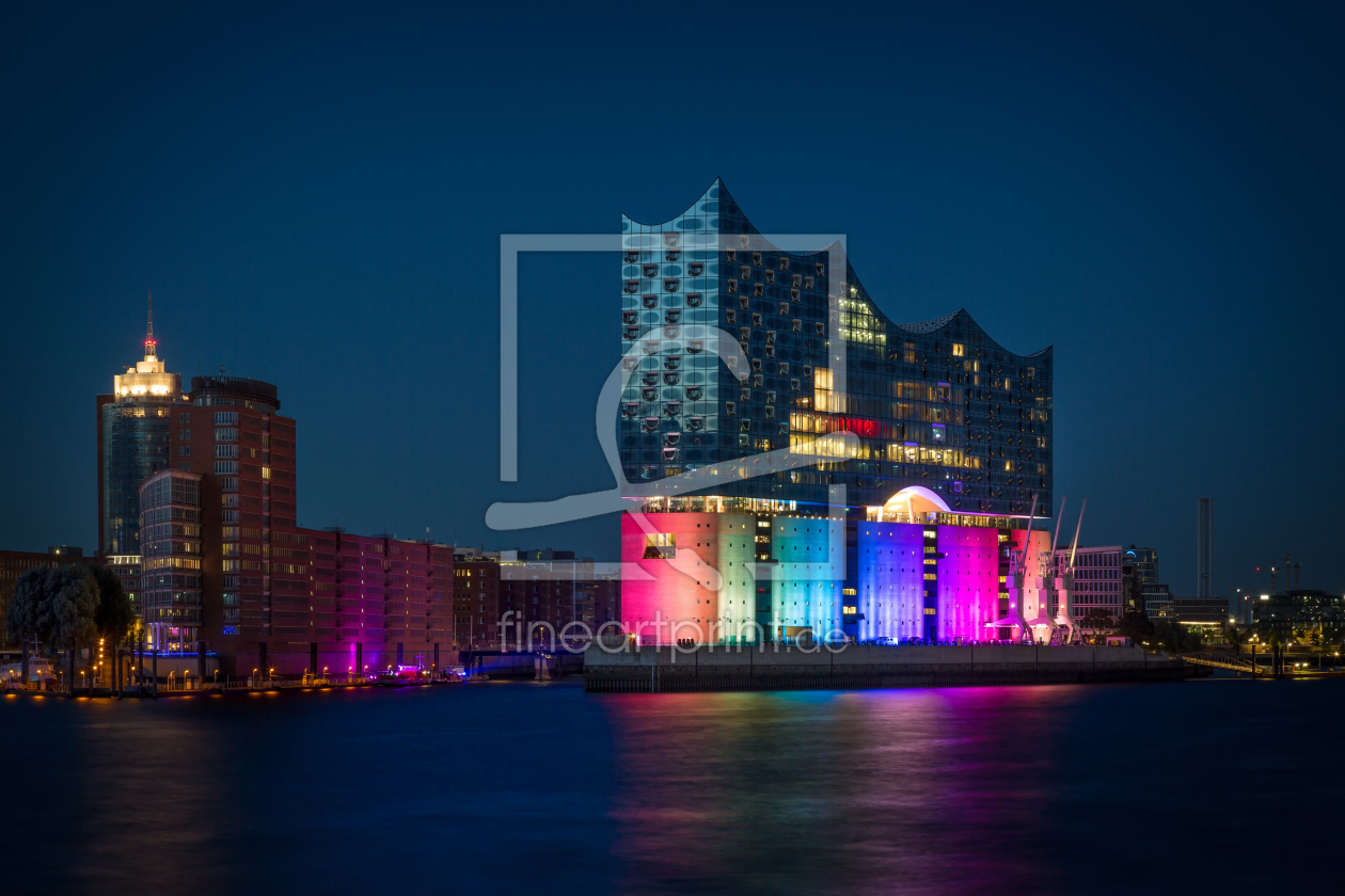 Elbphilharmonie in Regenbogenfarben beleuchtet als