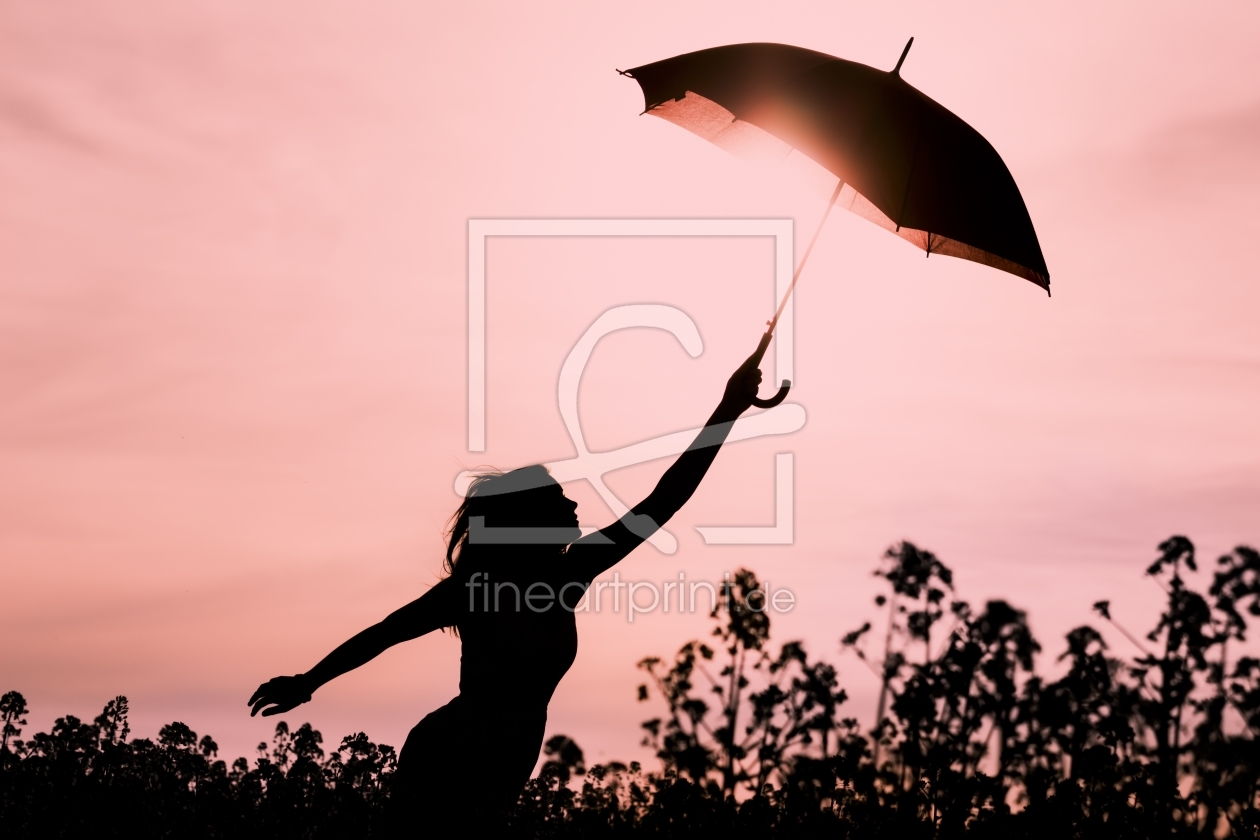 Bild-Nr.: 11930328 Wunderschöne Frau in Silhouette mit Schirm fliegt erstellt von azur13