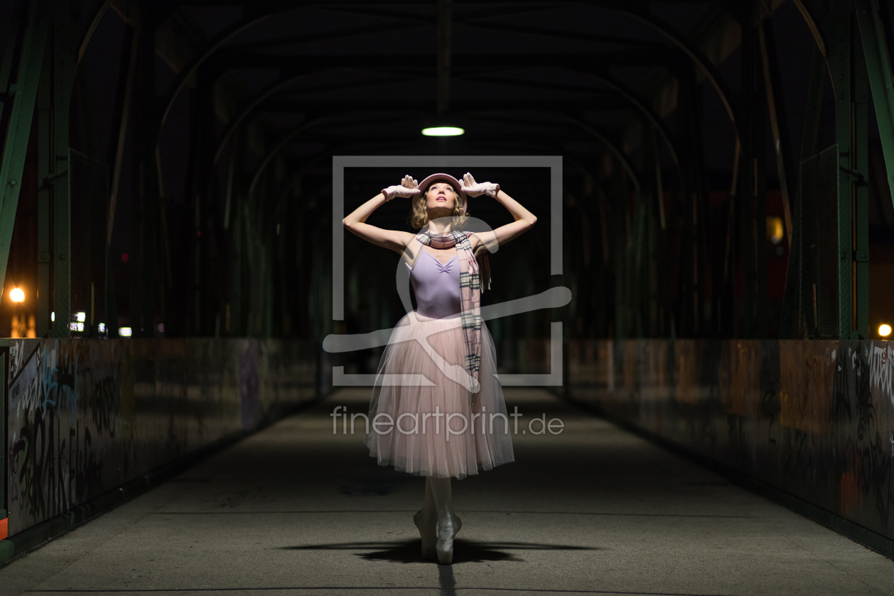 Bild-Nr.: 11956877 Portrait einer Ballerina auf nächtlicher Straße erstellt von Ginkgo