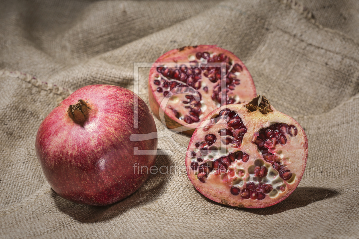 Bild-Nr.: 11963815 Granatapfel auf Hintergrundstoff Rupfen erstellt von EderHans