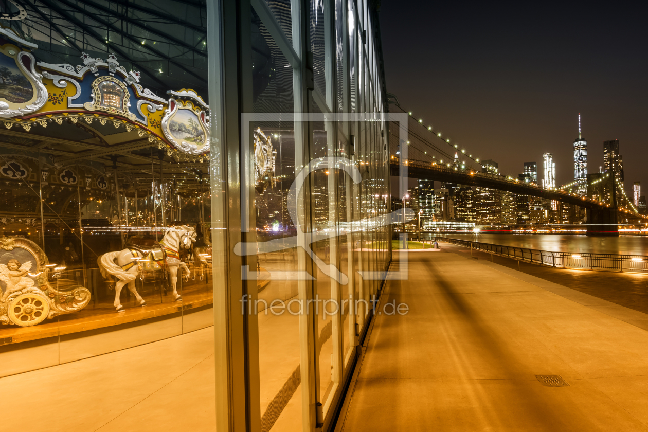 Bild-Nr.: 11968460 BROOKLYN Karussell und Manhattan Skyline bei Nacht erstellt von Melanie Viola