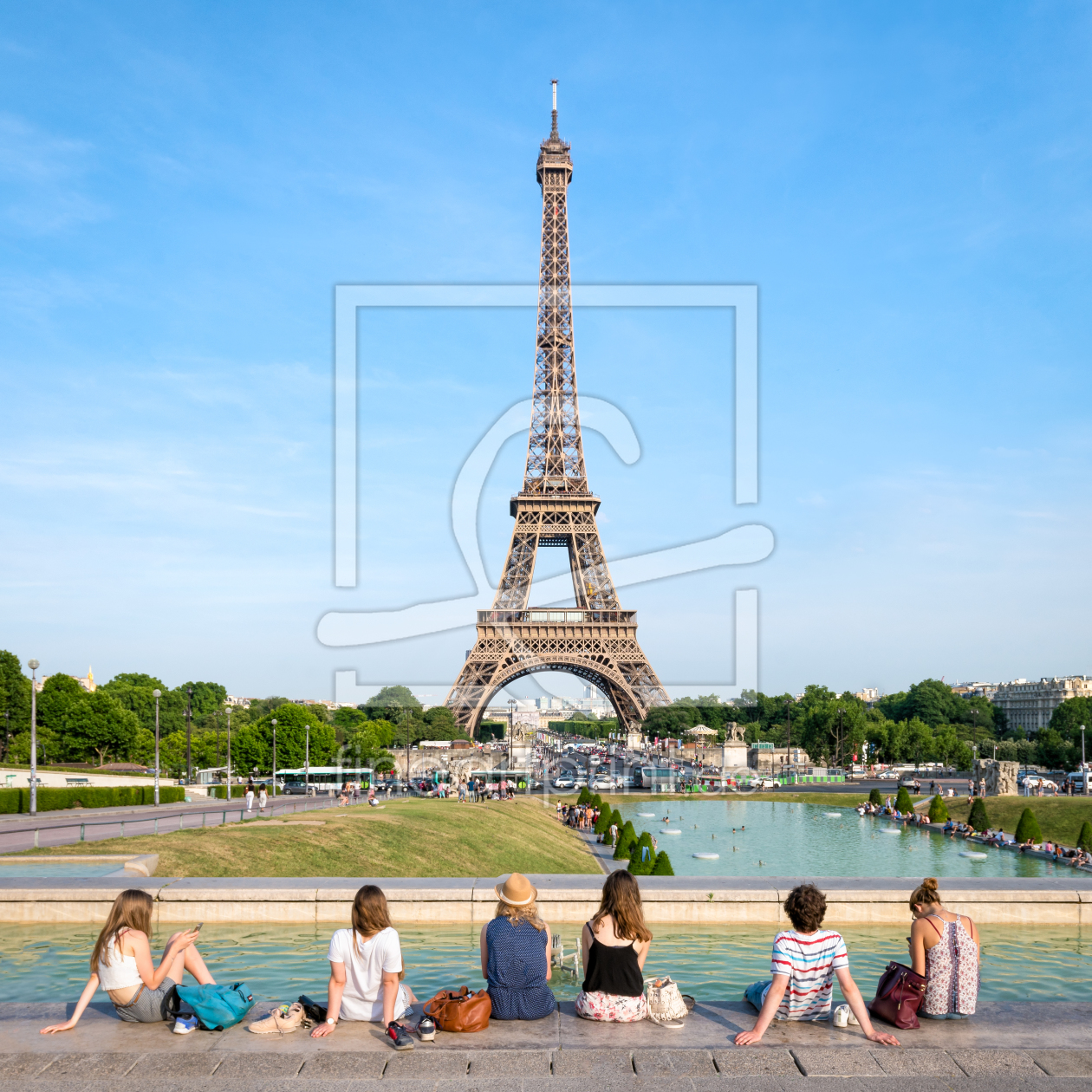 Bild-Nr.: 11970222 Eine Gruppe Touristen vor dem Eiffelturm in Paris erstellt von eyetronic