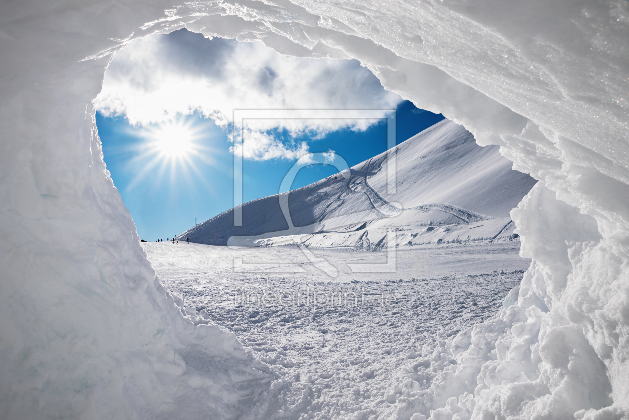 Bild-Nr.: 11974138 Blick aus der Schneehöhle in die Winterlandschaft erstellt von SusaZoom