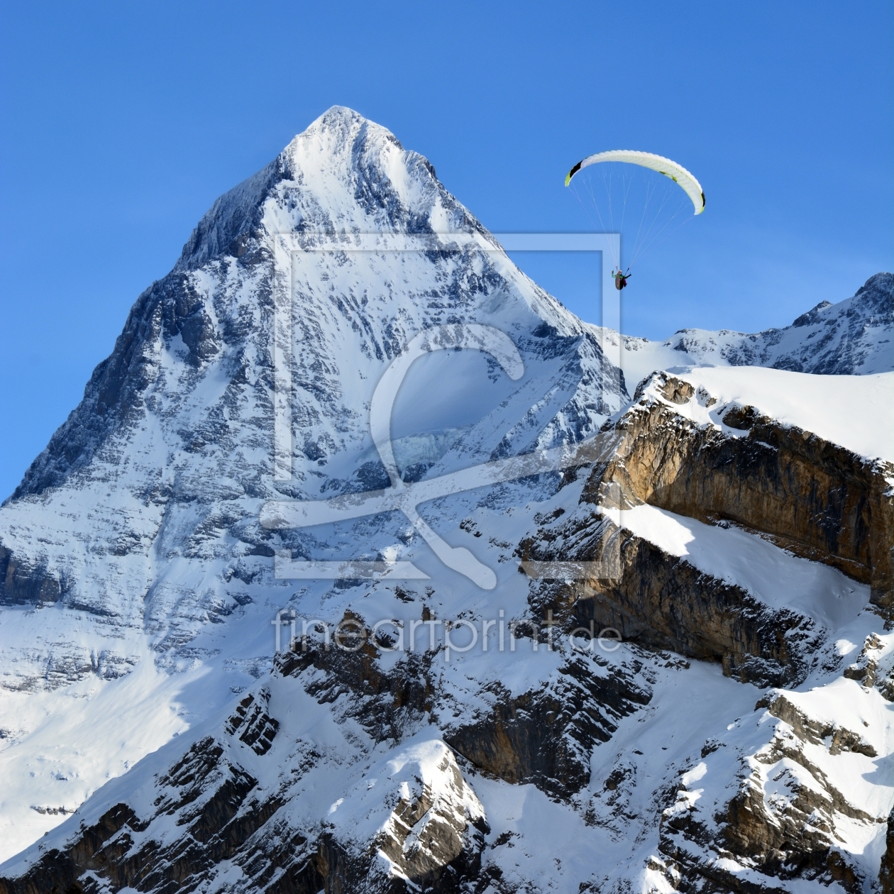 Bild-Nr.: 11975656 Gleitschirmflieger vor dem Eiger erstellt von Bettina Schnittert