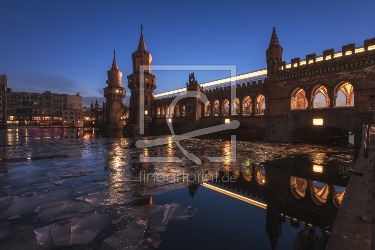 Bild-Nr.: 11976610 Berlin Oberbaumbrücke zur blauen Stunde mit Eis erstellt von Jean Claude Castor