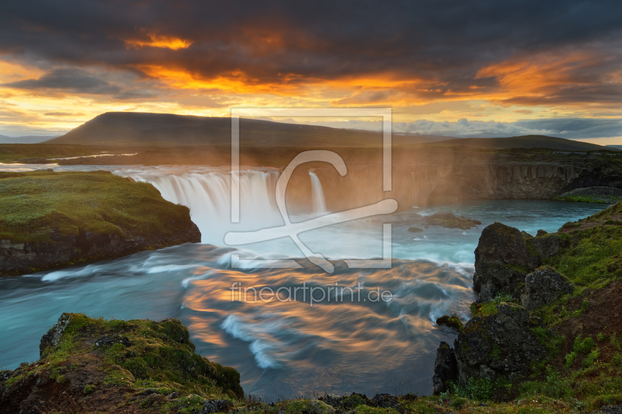 Bild-Nr.: 11995097 Großer Wasserfall in wilder Landschaft Abendlicht erstellt von lichtjahr21