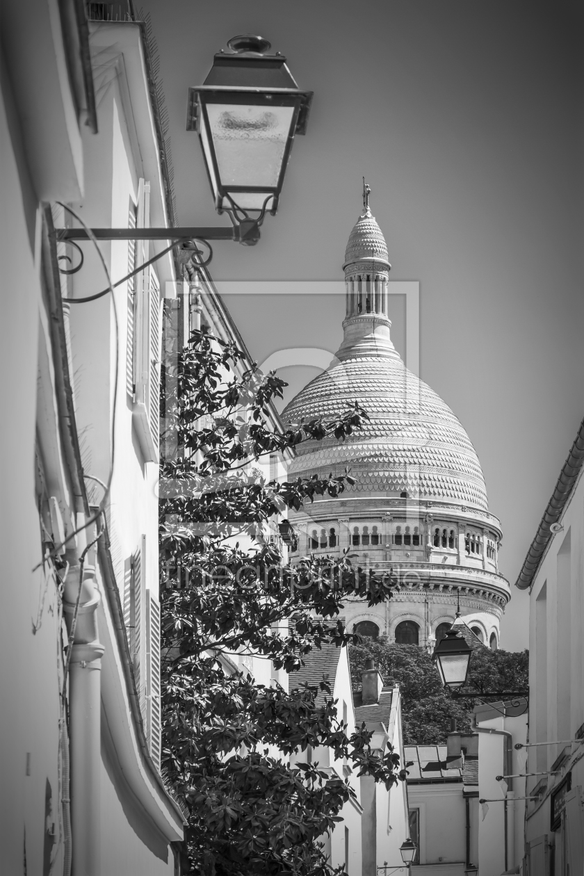 Bild-Nr.: 11995503 PARIS MONTMARTRE Gasse mit Sacre-Coeur - Monochrom erstellt von Melanie Viola