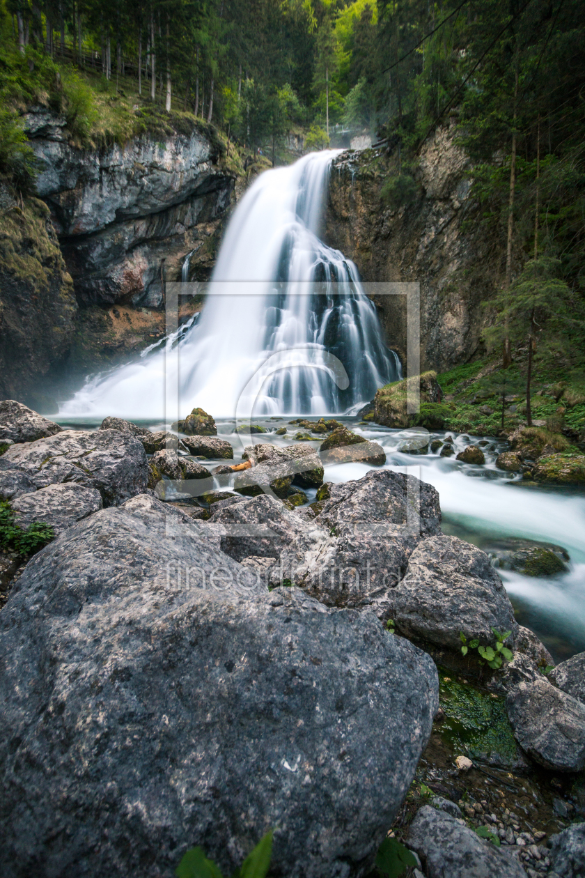 Bild-Nr.: 12000599 Wasserfall mit Stein im Vordergrund erstellt von FluechterPhotography