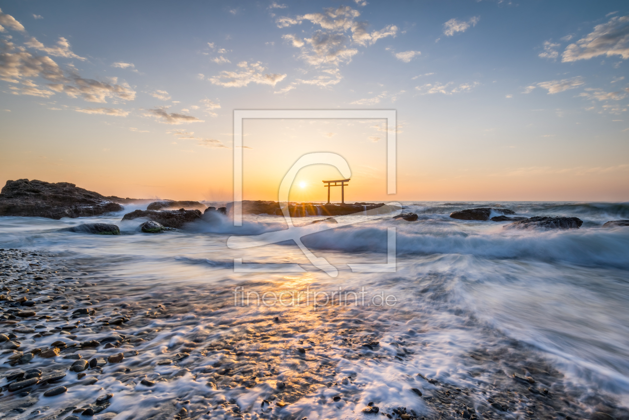 Bild-Nr.: 12084773 Japanisches Torii bei Sonnenaufgang am Meer  erstellt von eyetronic