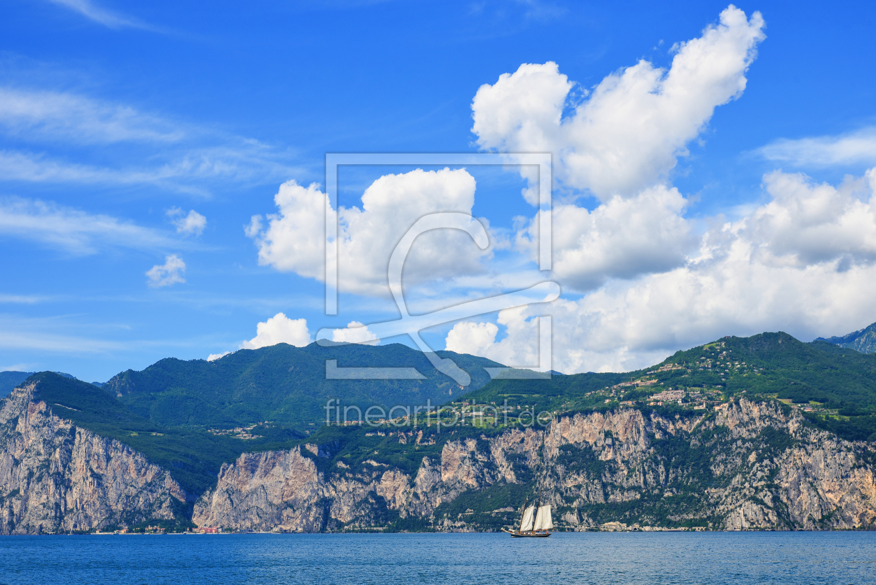Bild-Nr.: 12110050 Segelboot am Gardasee Blick nach Tremosine erstellt von SusaZoom