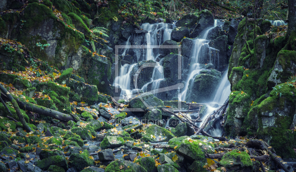 Bild-Nr.: 12147331 Wasserfall im Wald erstellt von luxpediation