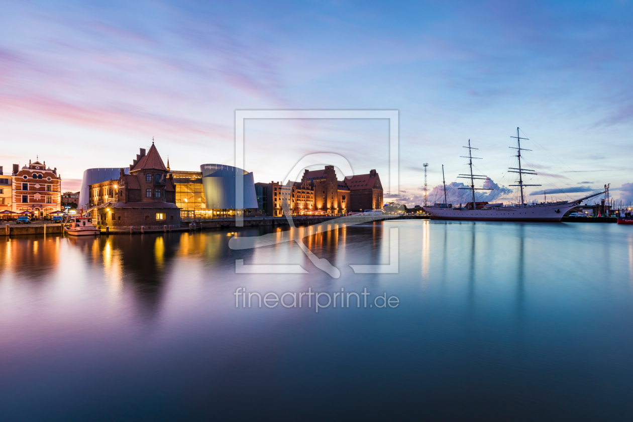 Bild-Nr.: 12172530 Stralsund mit Ozeaneum und Gorch Fock I am Abend erstellt von dieterich