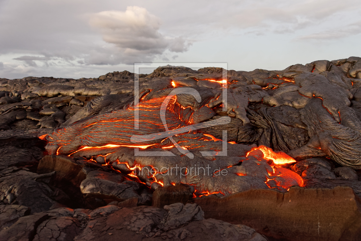 Bild-Nr.: 12186479 Hawaii - Lava tritt aus einer Erdspalte aus erstellt von lichtjahr21
