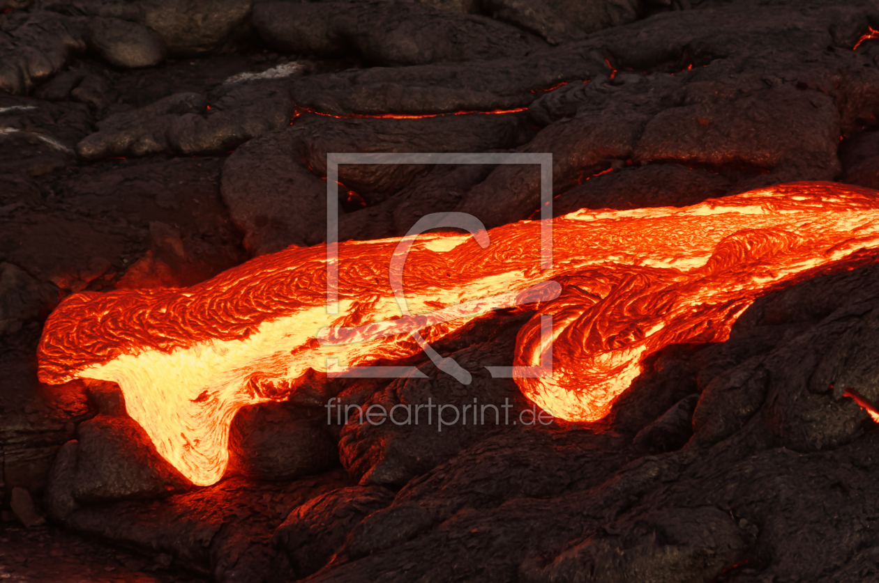 Bild-Nr.: 12186481 Glühende Lava tritt aus einer Erdspalte aus erstellt von lichtjahr21