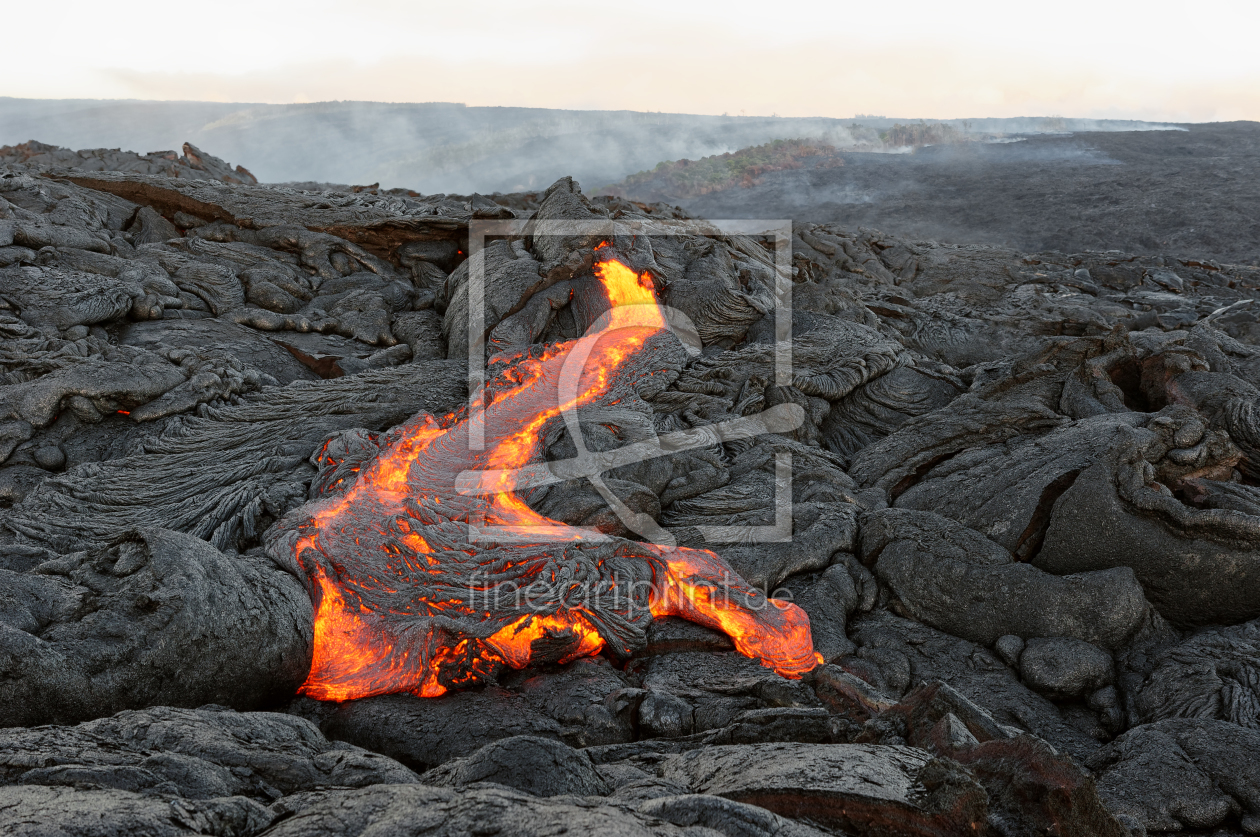 Bild-Nr.: 12188005 Vulkangebiet mit rot glühendem Lavastrom auf Hawai erstellt von lichtjahr21