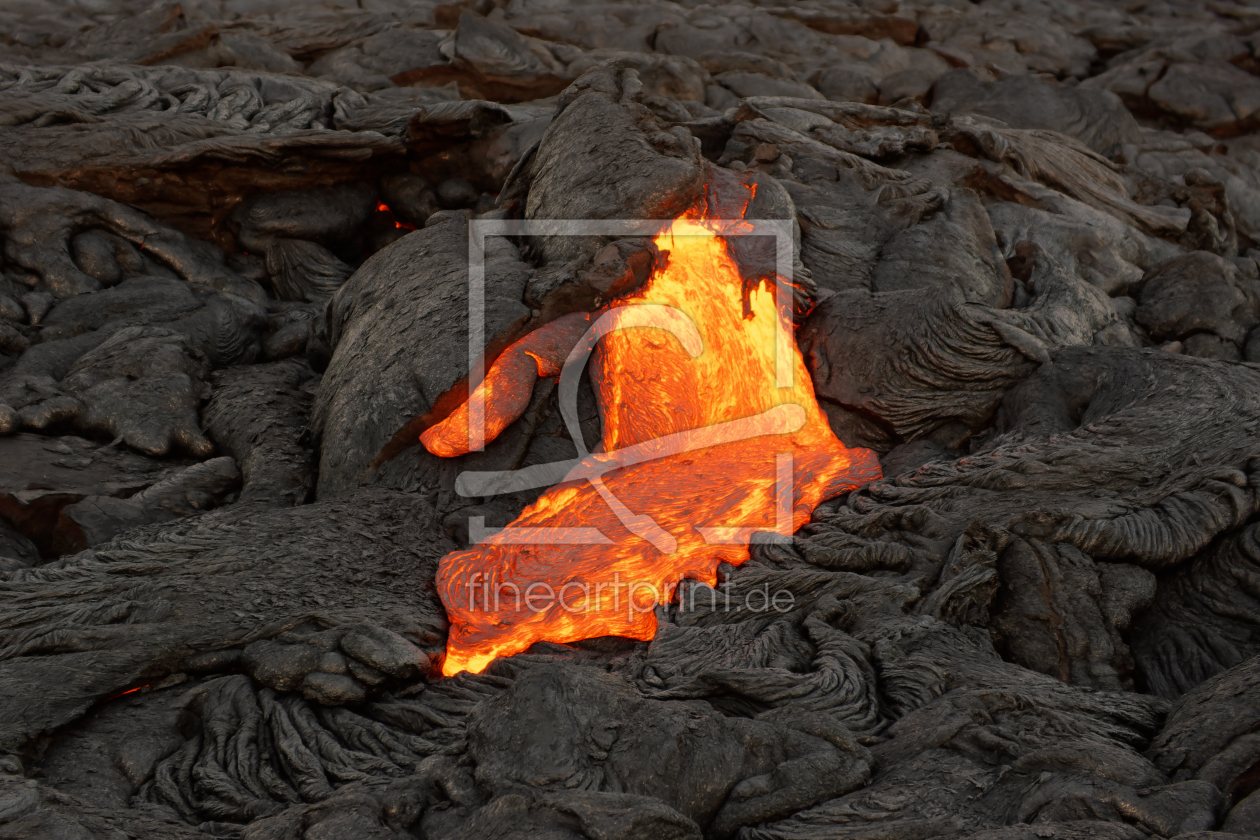 Bild-Nr.: 12214579 Lava fließt aus einer Erdspalte erstellt von lichtjahr21