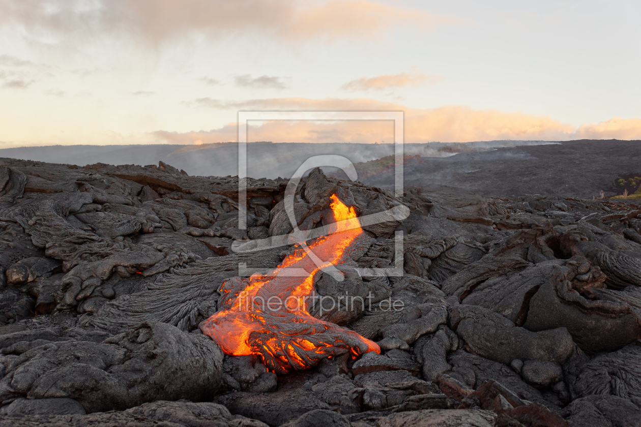Bild-Nr.: 12214580 Vulkangebiet mit glühendem Lavastrom auf HawaiiLav erstellt von lichtjahr21