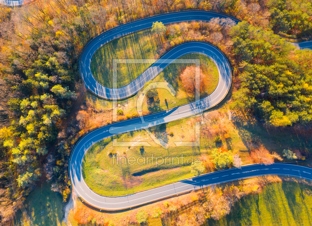 Bild-Nr.: 12300422 Kurvige Straße im Herbst - Luftaufnahme erstellt von raphotography88