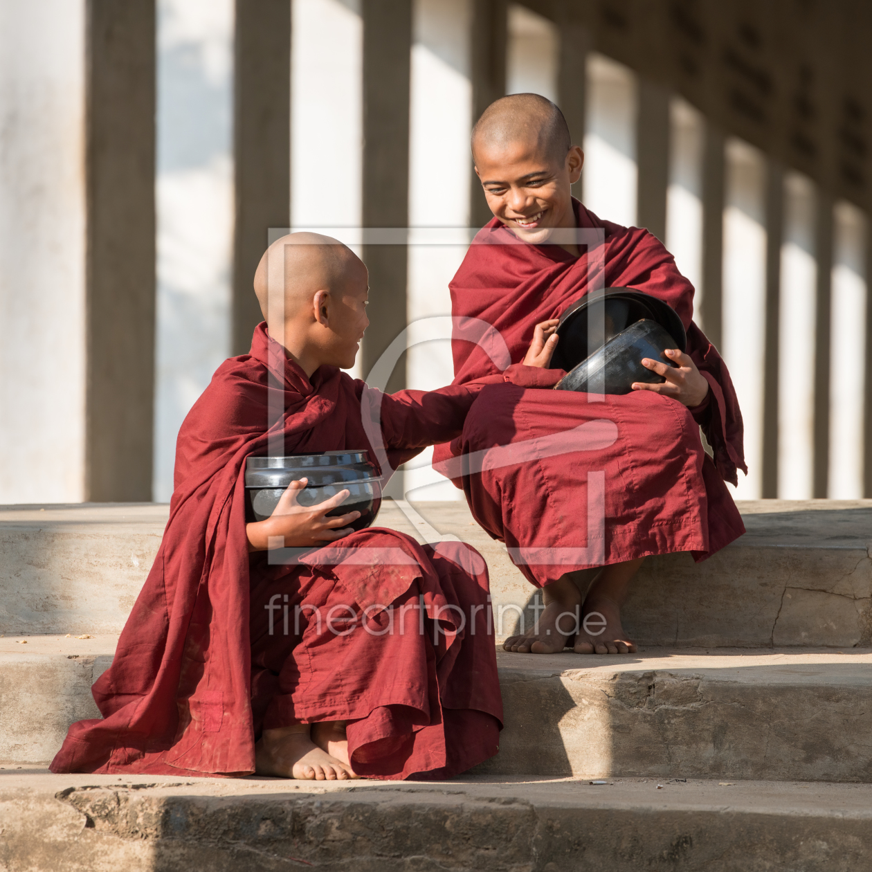 Bild-Nr.: 12365928 Zwei junge Mönche mit Reisschalen erstellt von eyetronic