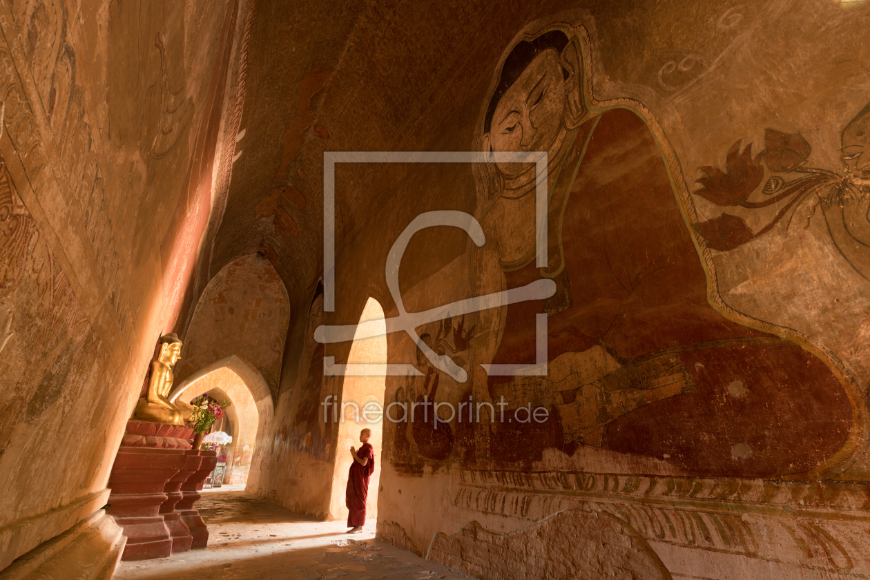 Bild-Nr.: 12365941 Mönch betet in einem Tempel in Bagan erstellt von eyetronic