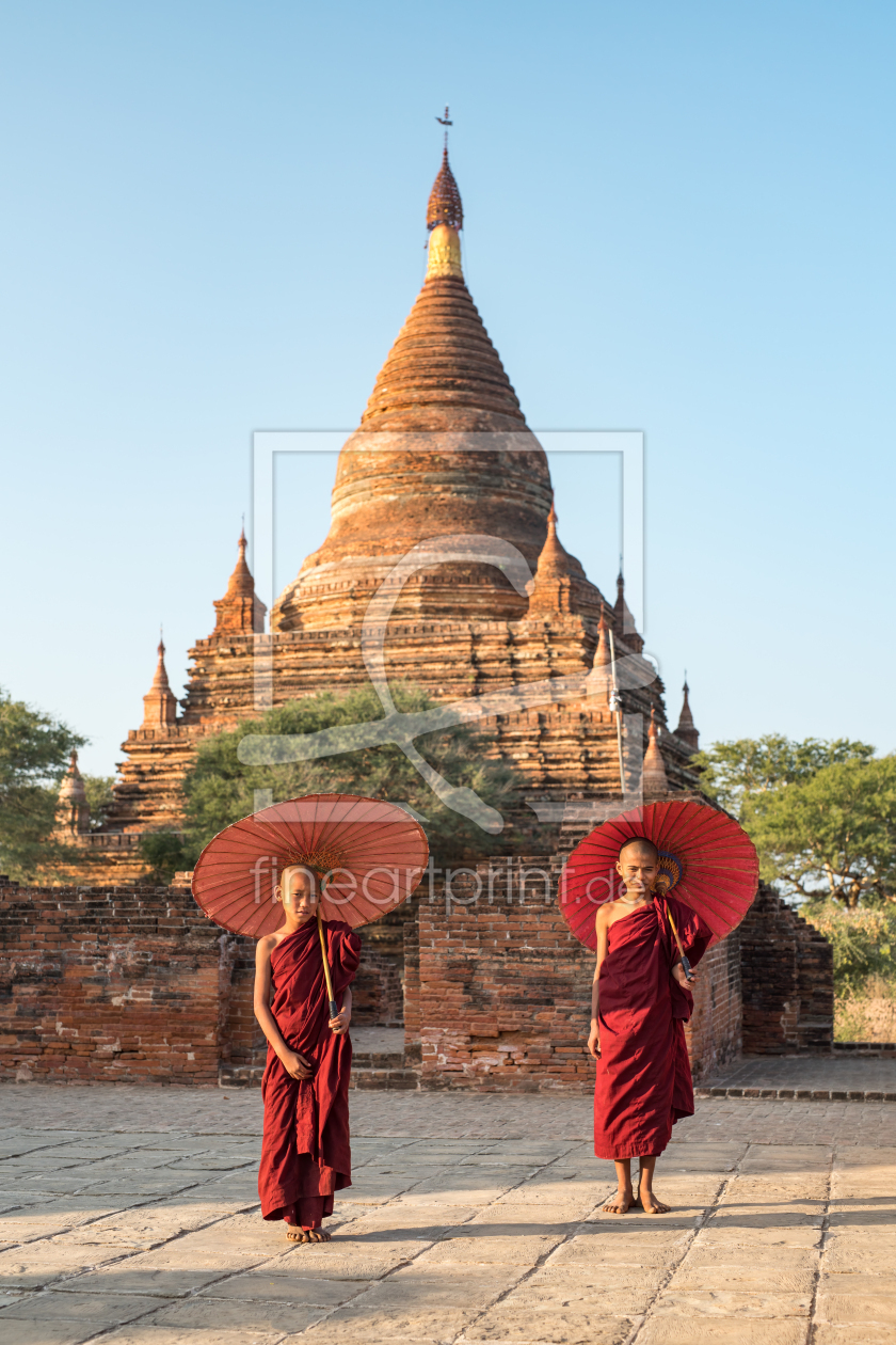 Bild-Nr.: 12365983 Buddhistische Mönche vor einem Tempel in Bagan erstellt von eyetronic