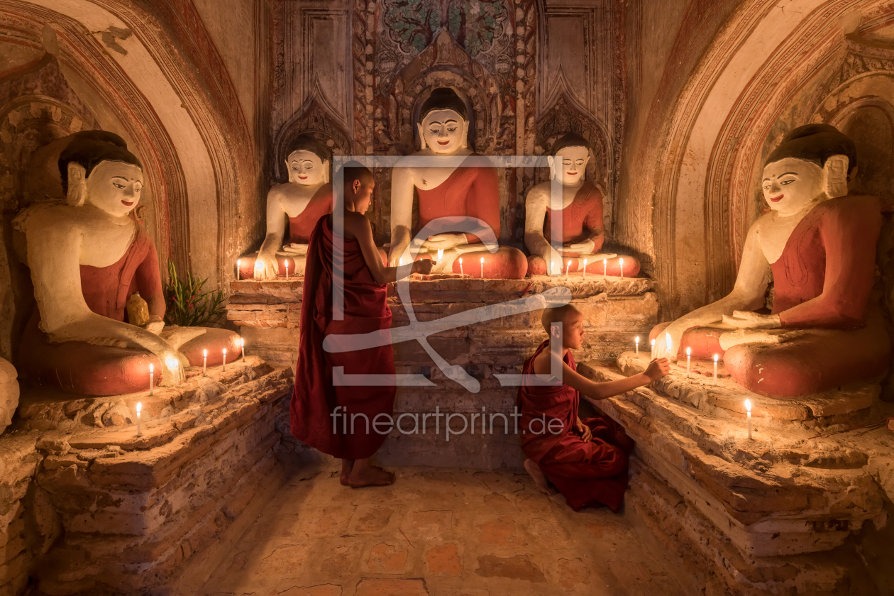 Bild-Nr.: 12366070 Mönche in einem Tempel mit Buddha Statuen erstellt von eyetronic