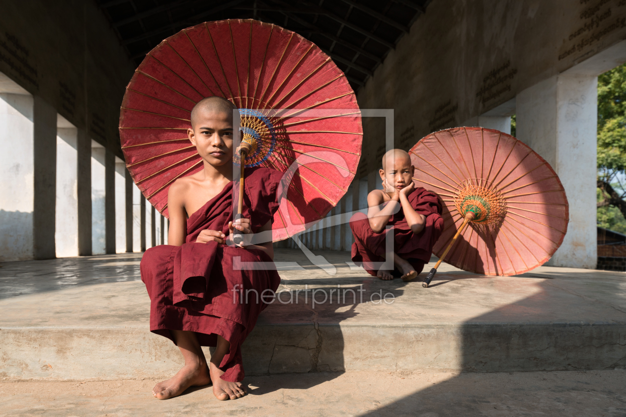 Bild-Nr.: 12366071 Zwei junge Mönche mit Sonnenschirm erstellt von eyetronic