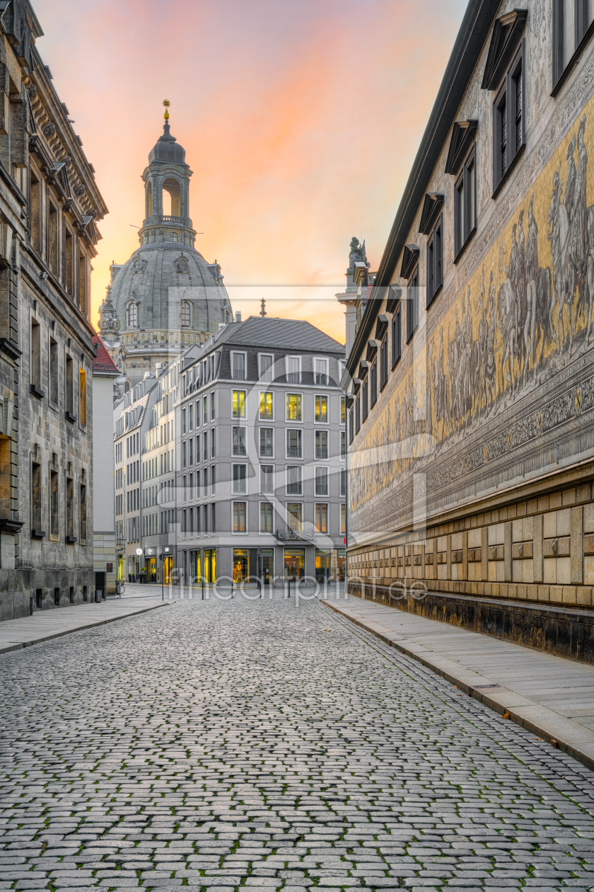 Bild-Nr.: 12376823 Fürstenzug Dresden mit Blick zur Frauenkirche erstellt von Michael Valjak