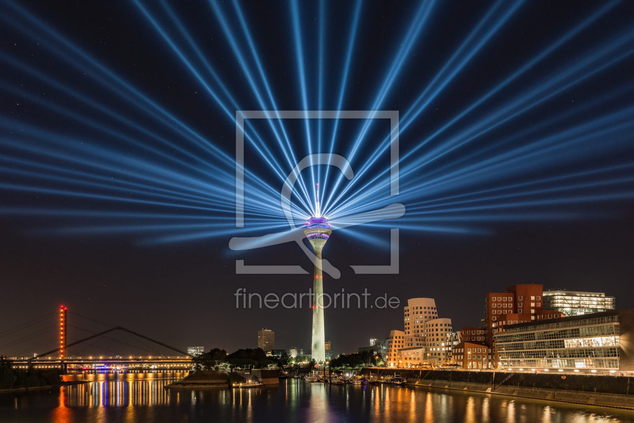 Bild-Nr.: 12395785 Lichtshow auf dem Rheinturm in Düsseldorf erstellt von Michael Valjak