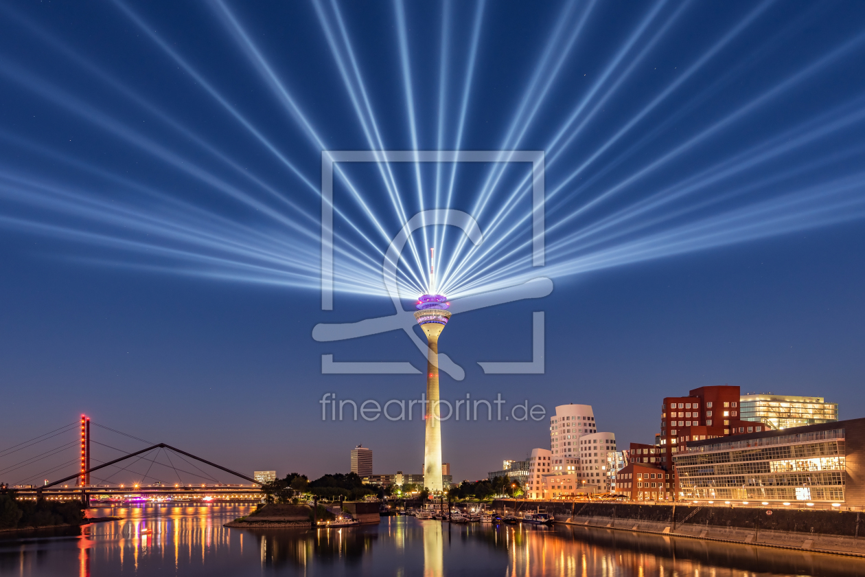 Bild-Nr.: 12395866 Düsseldorf Lichtshow auf dem Rheinturm erstellt von Michael Valjak