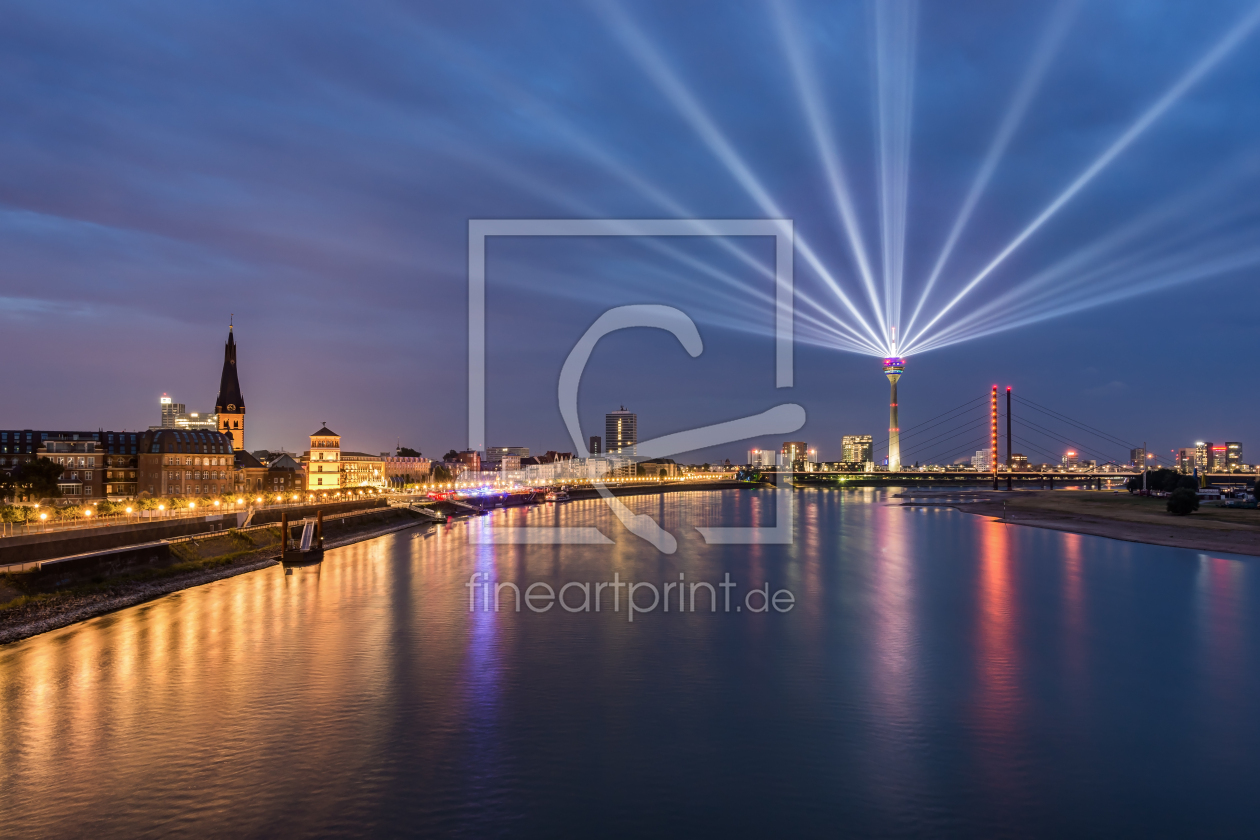 Bild-Nr.: 12395892 Düsseldorf Skyline mit Lichtshow erstellt von Michael Valjak