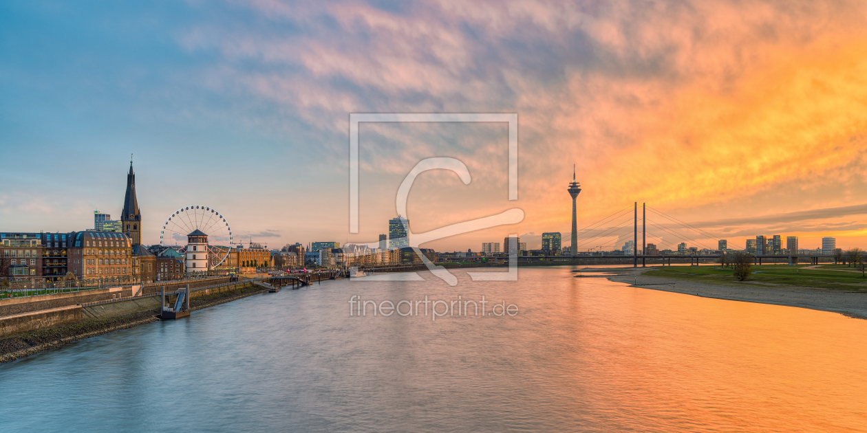 Bild-Nr.: 12397277 Düsseldorfer Skyline bei Sonnenuntergang Panorama erstellt von Michael Valjak