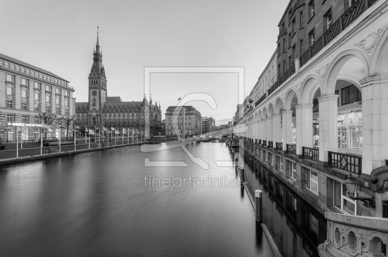 Bild-Nr.: 12407563 Hamburg Alsterarkaden und Rathaus schwarz-weiß erstellt von Michael Valjak