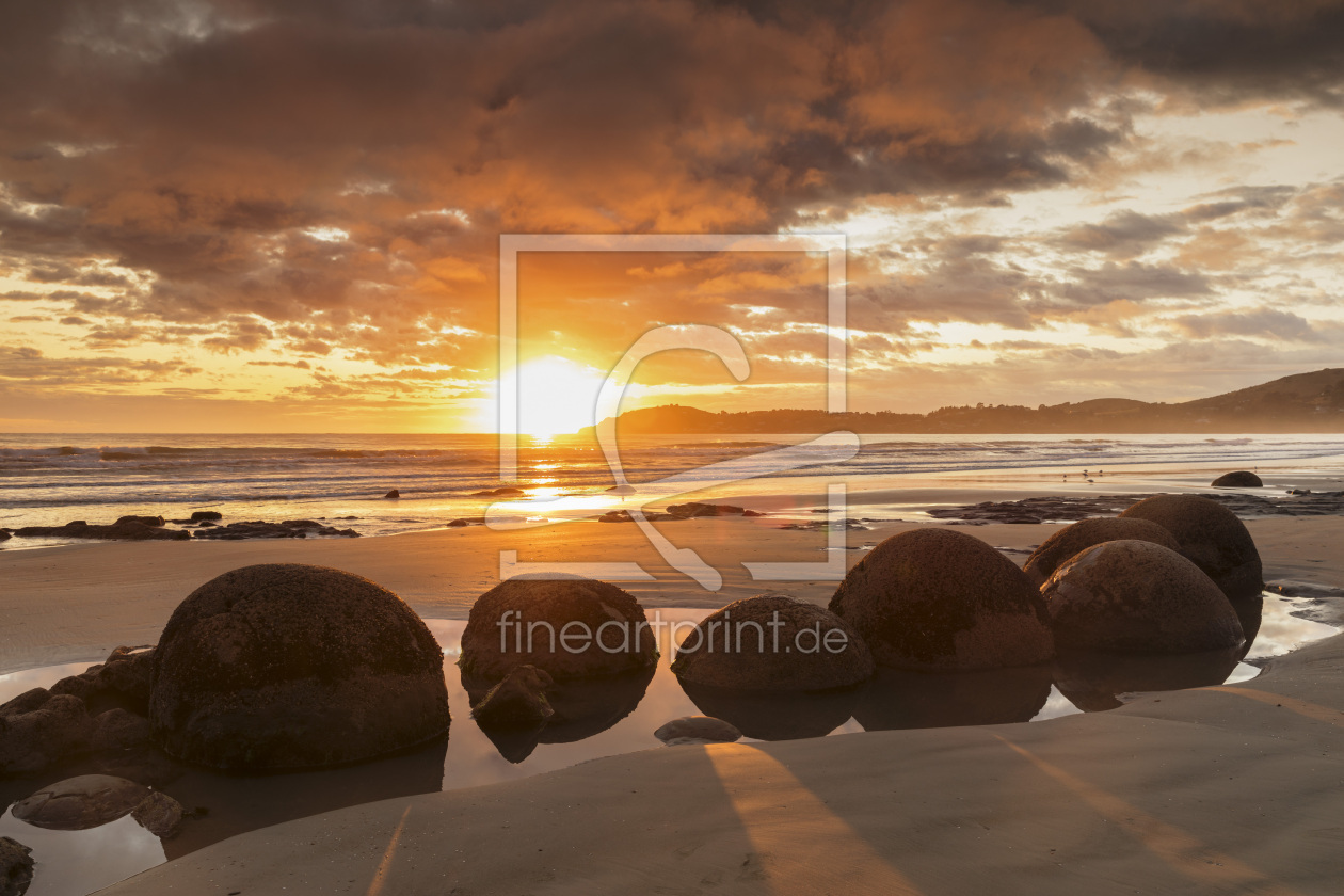 Bild-Nr.: 12440724 Moeraki Boulders bei Sonnenaufgang in Neuseeland erstellt von KundenNr-360966