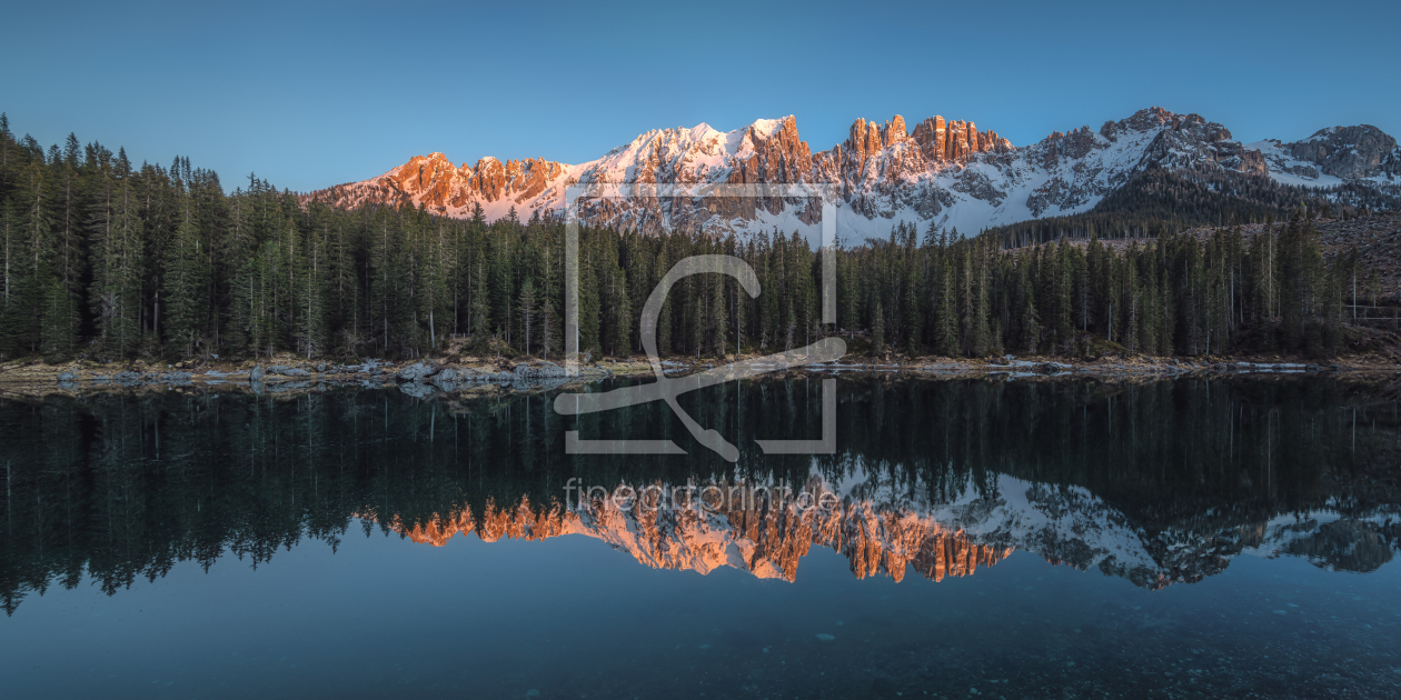 Bild-Nr.: 12442420 Dolomiten Karersee mit Alpenglühen Panorama erstellt von Jean Claude Castor